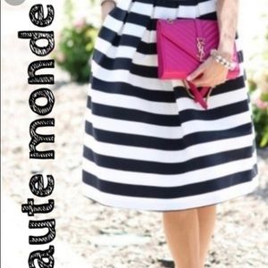 Mid length skirt with pockets